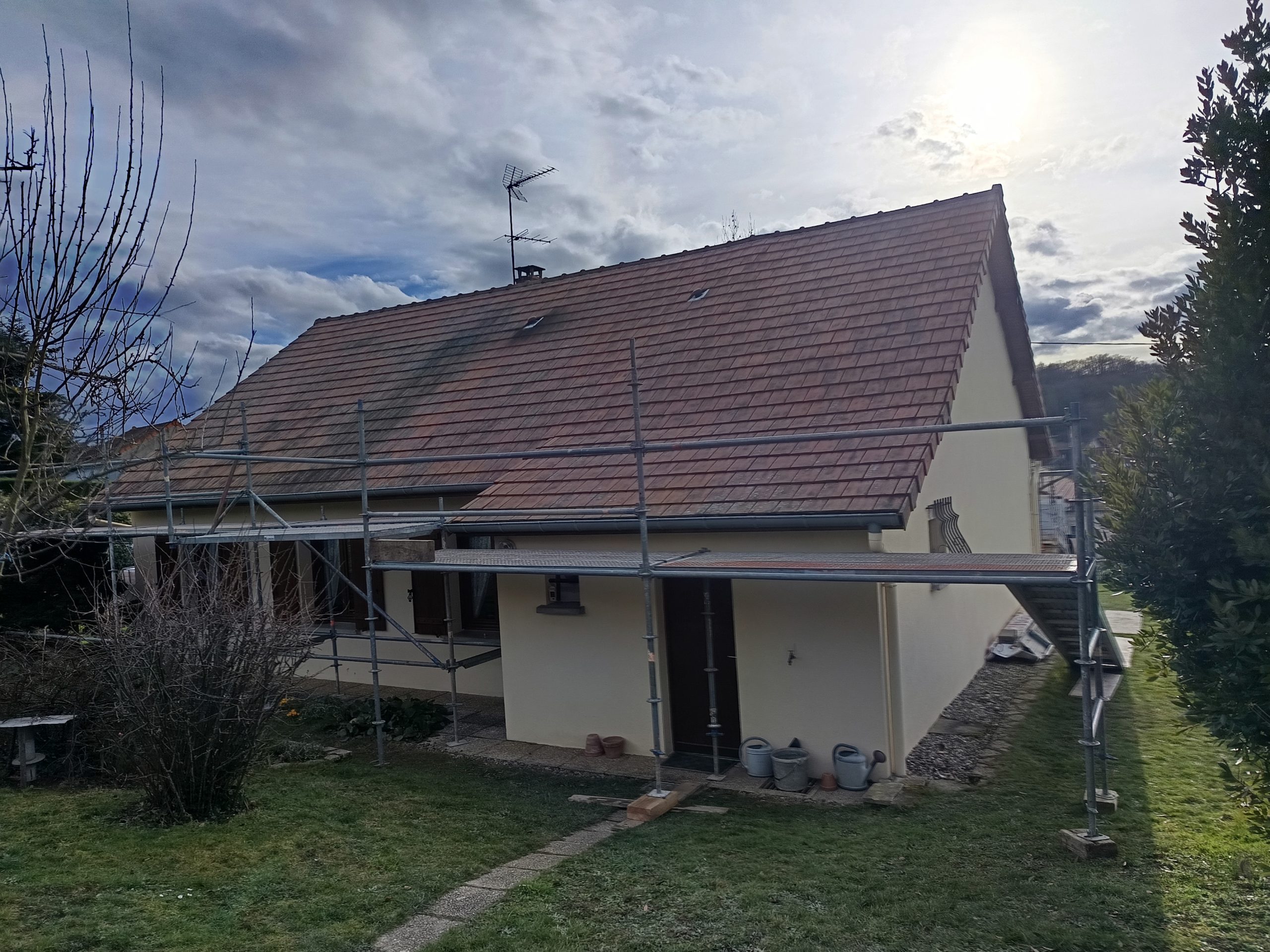 Nouvelle couverture posée arrière de la maison à Moulins