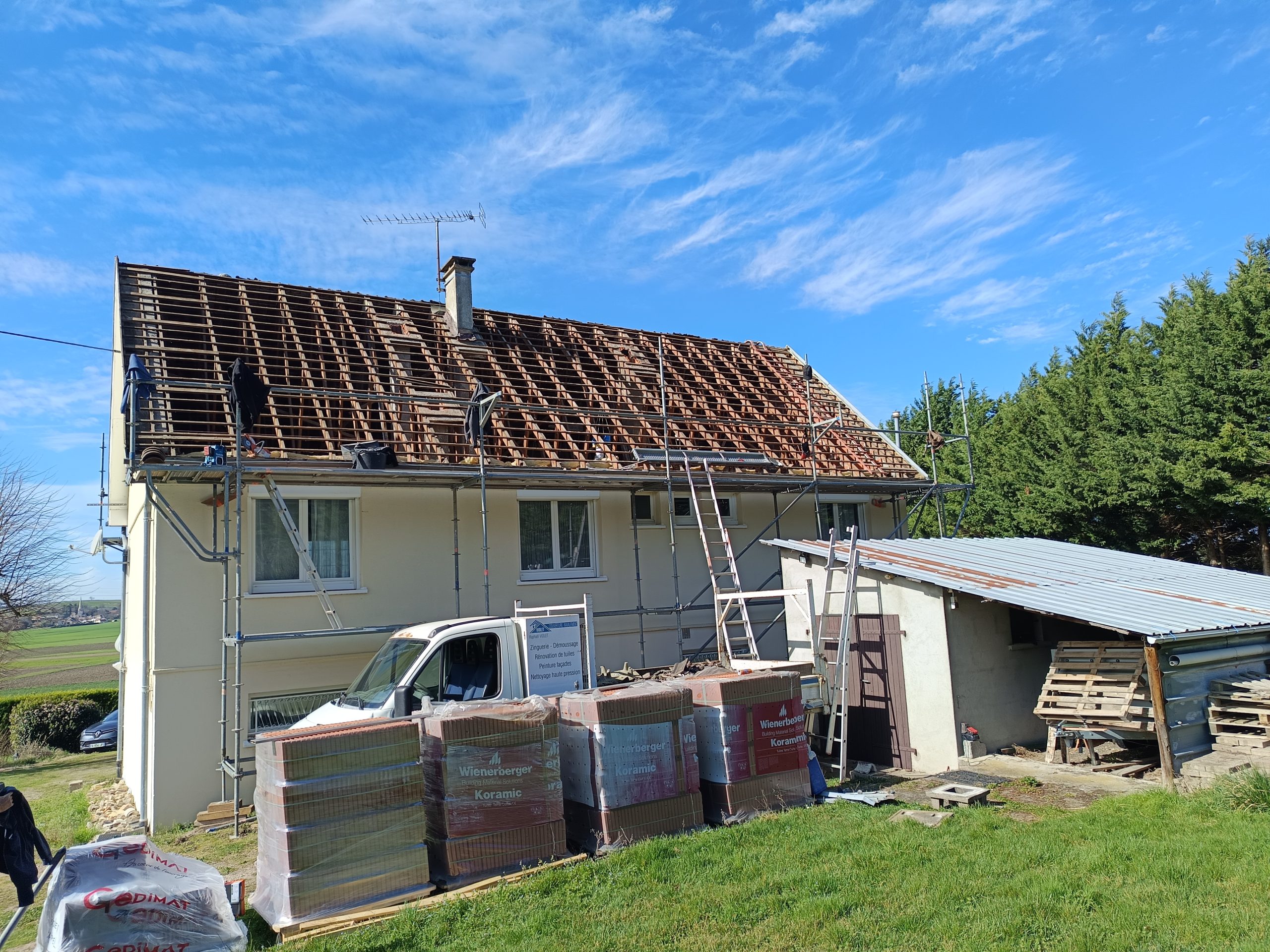 Travaux de couverture sur maison ancienne à Moulins en cours de finalisation