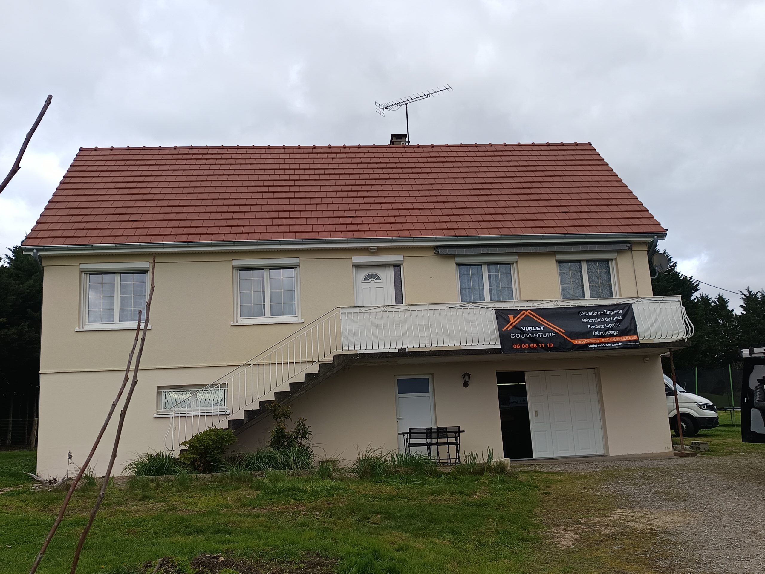 Nouvelle couverture posée avant de la maison à Moulins